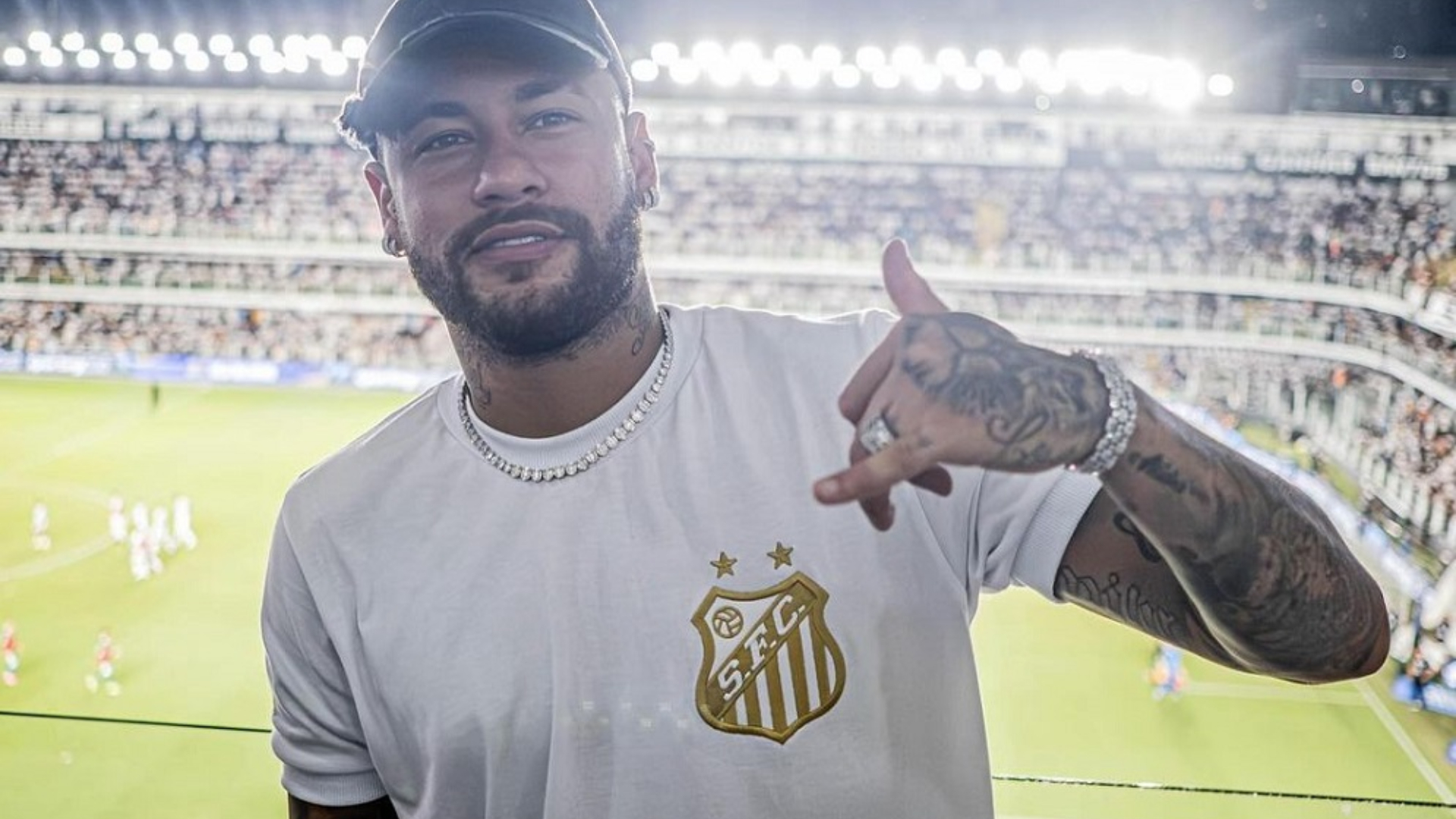 Neymar discute com torcedores após tropeço do Santos: 'Vou te dar um minuto de fama'