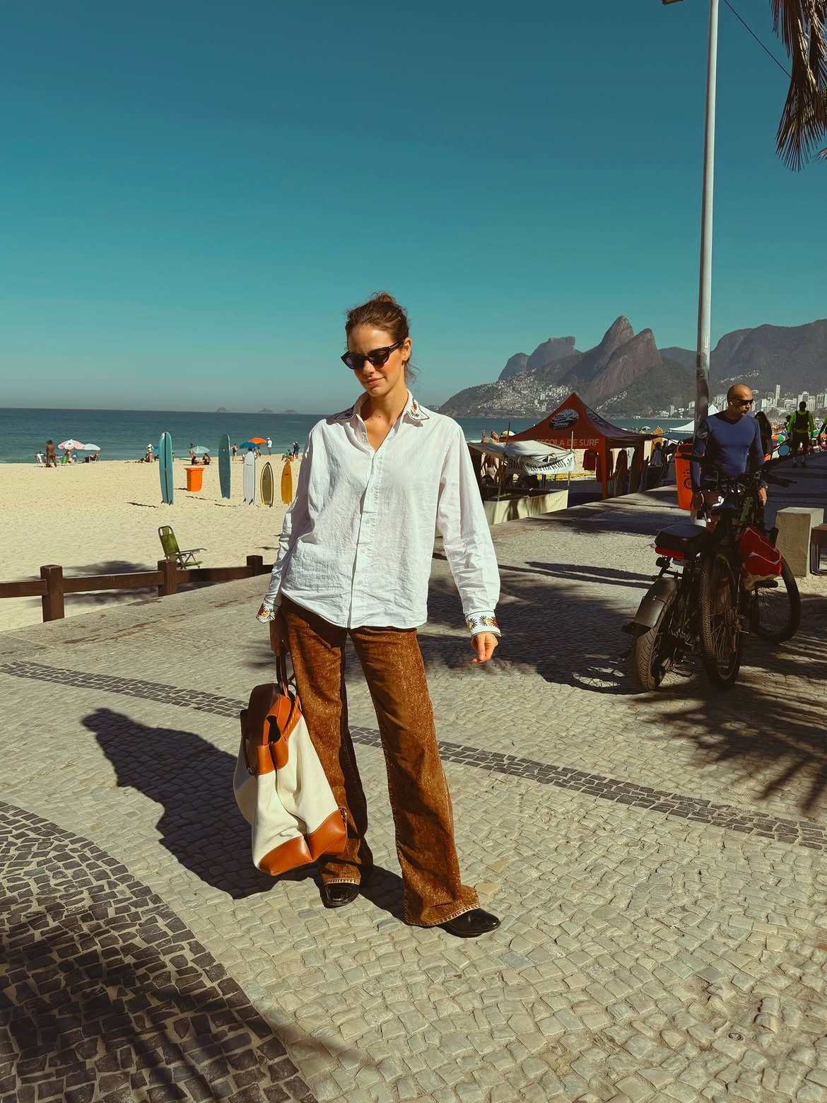 Laura Neiva: Estilo e Elegância à Beira-Mar