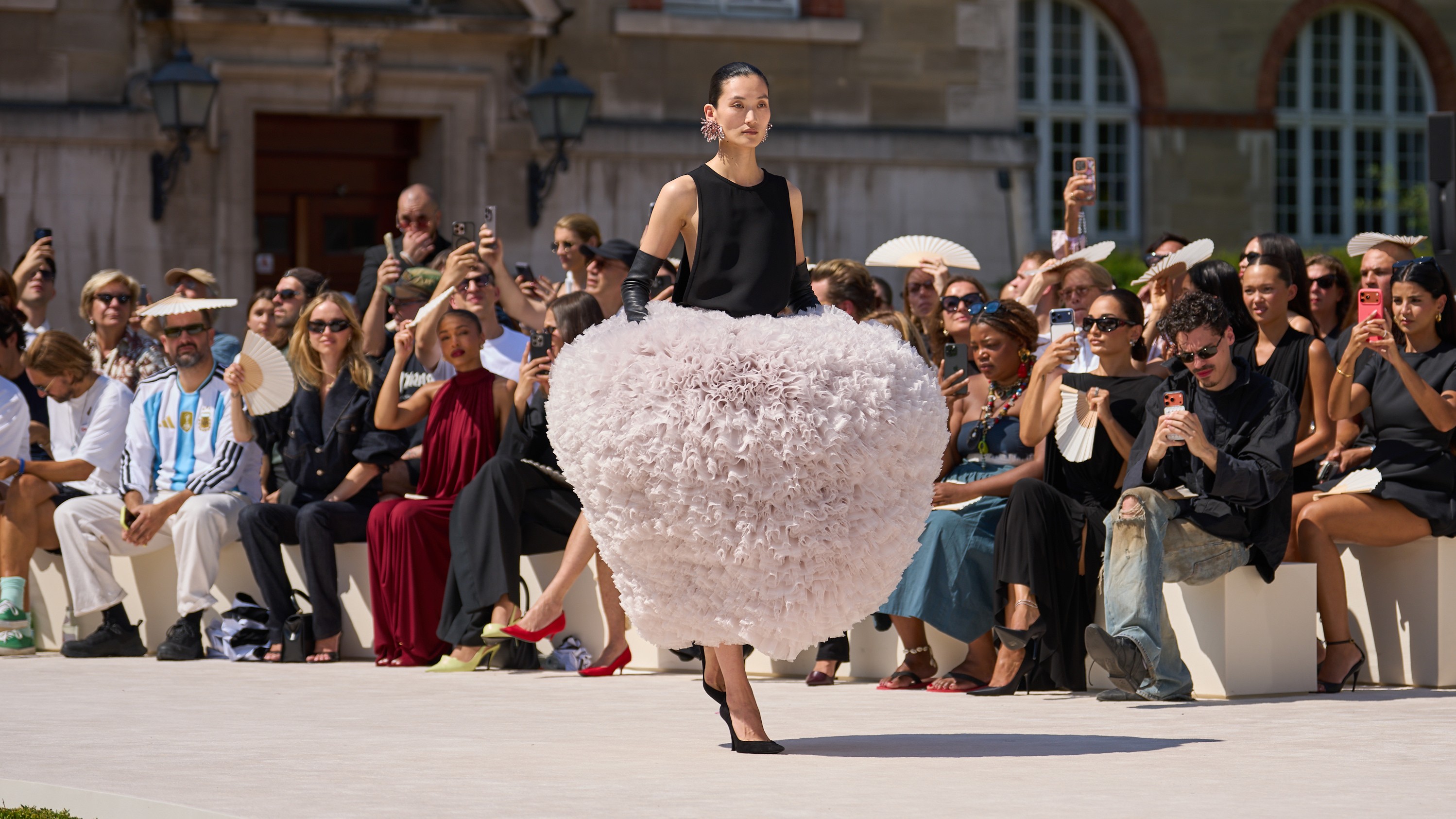 Balenciaga: A Alta-Costura que Transcende o Tempo