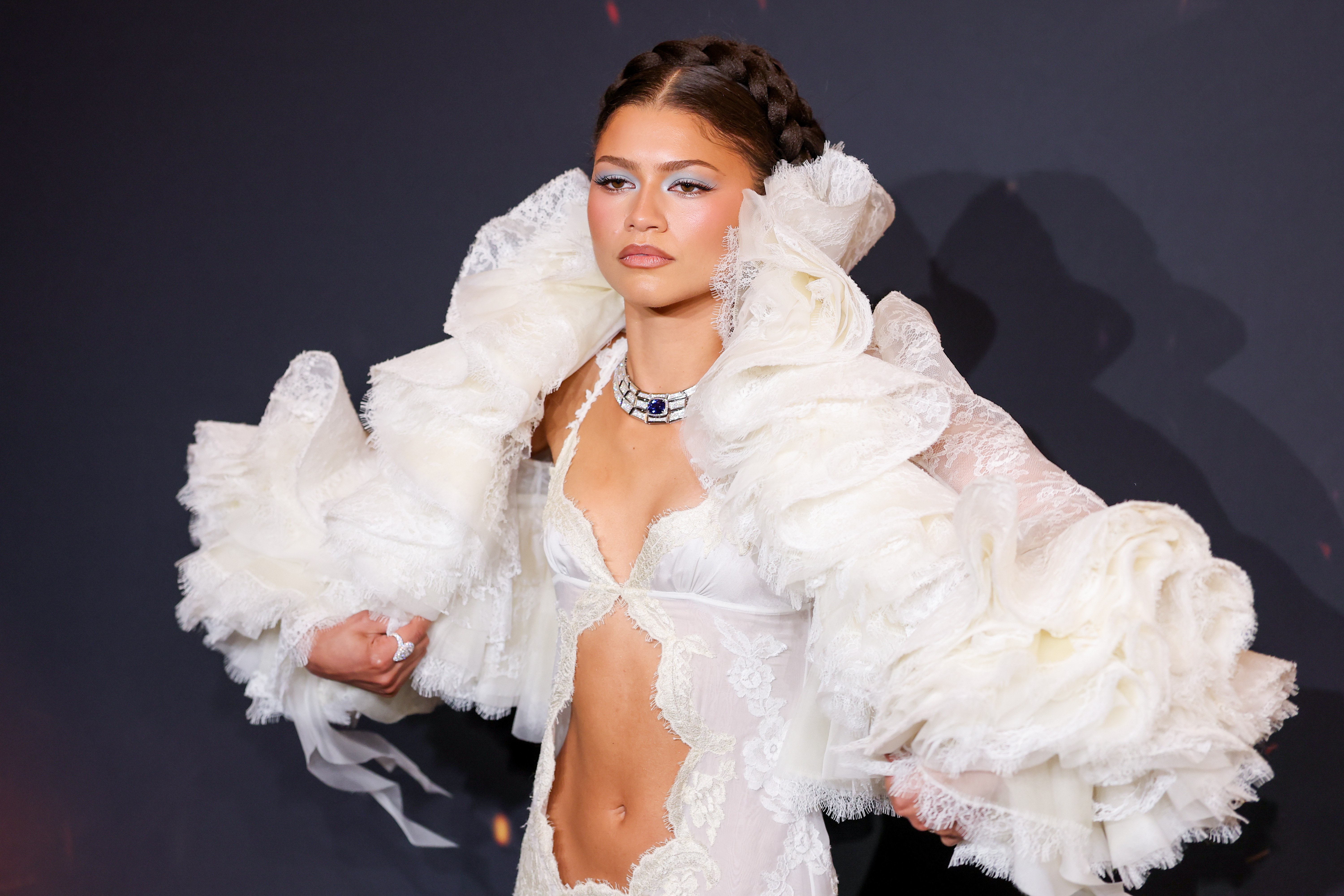 Zendaya: A Elegância do Branco em Paris