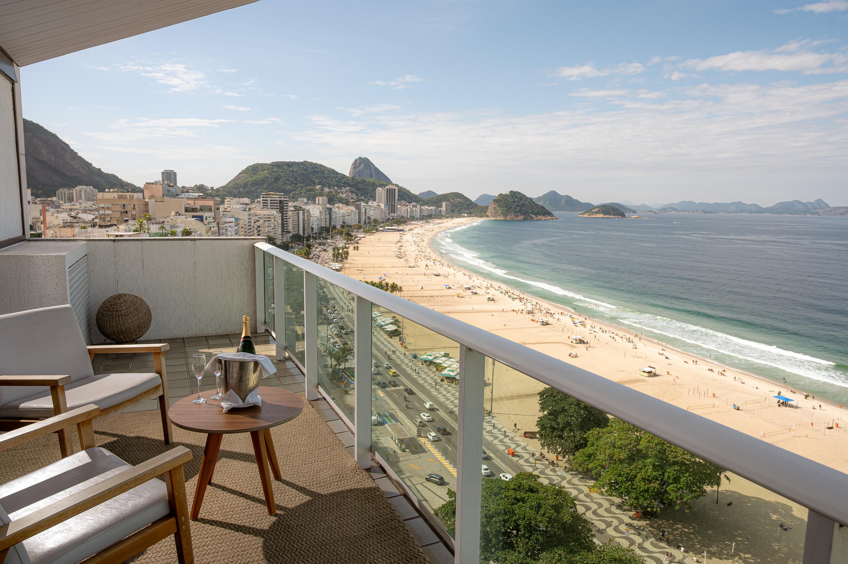 Pestana Rio Atlântica eleva o luxo das suítes com vistas para Copacabana