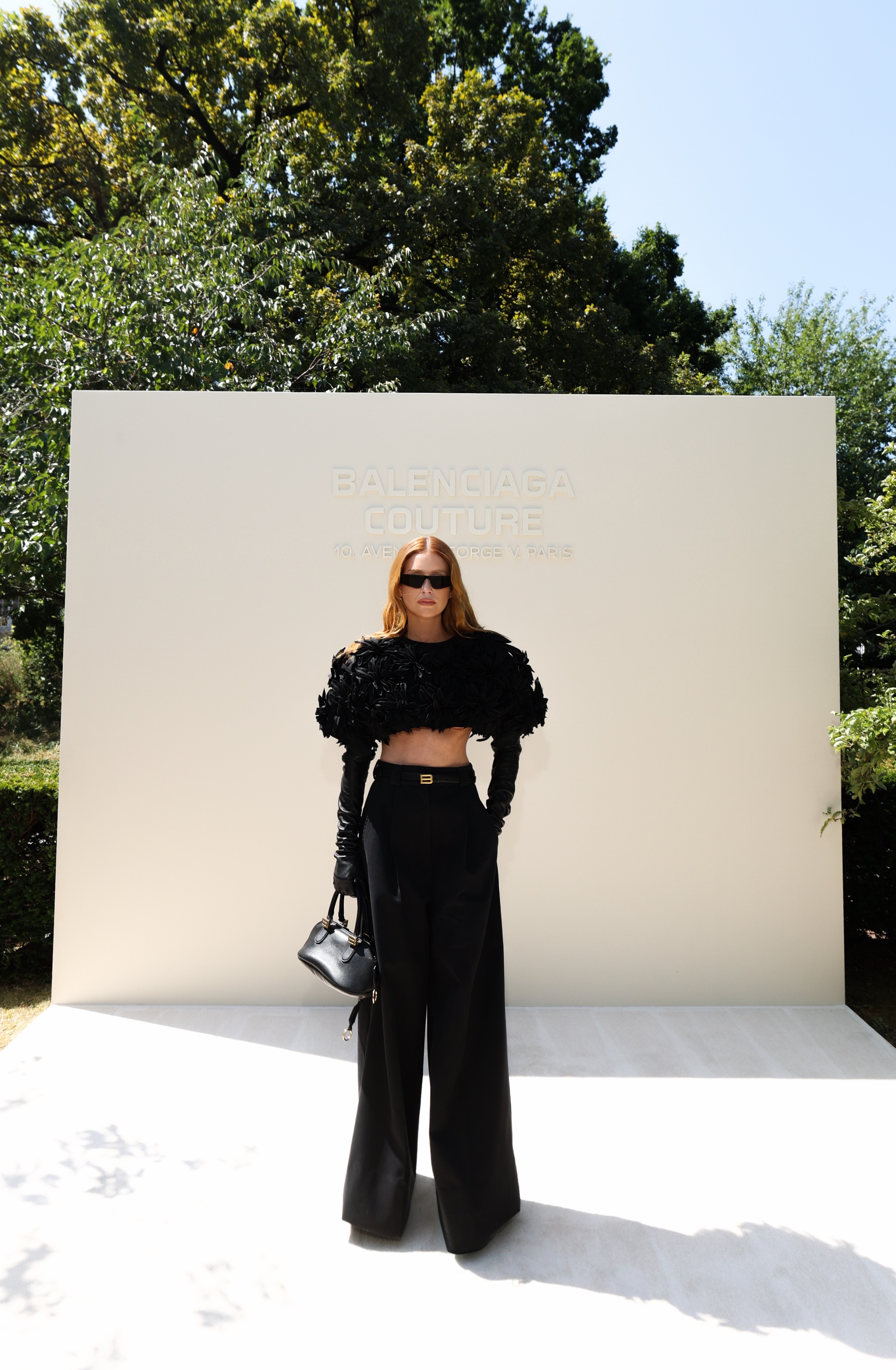 Marina Ruy Barbosa: Elegância Monocromática na Primeira Fila da Balenciaga