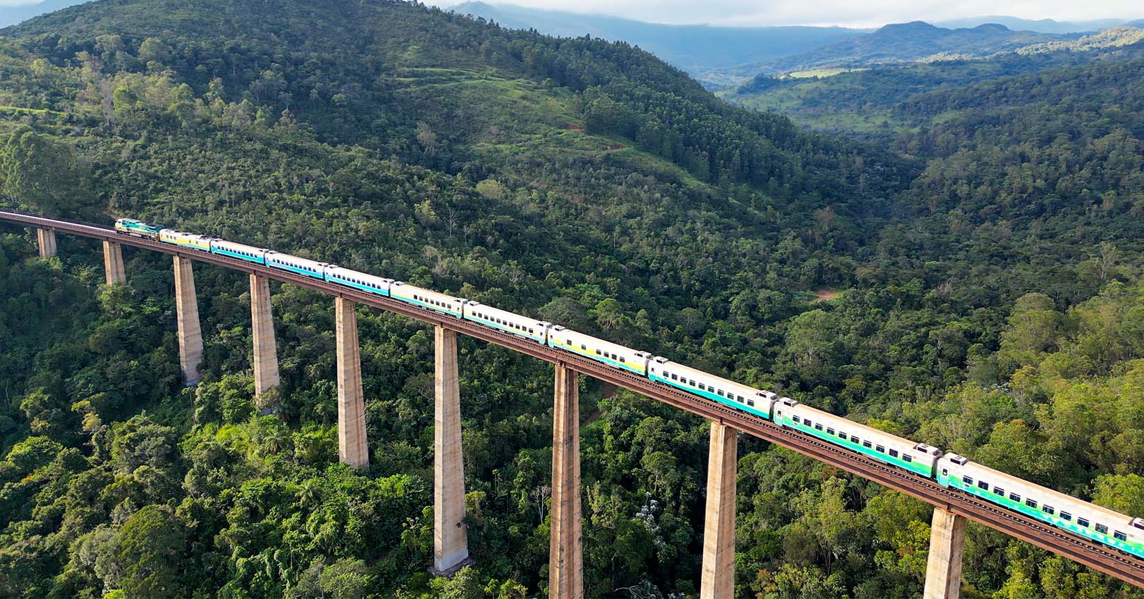 Viagem Noturna: A Elegância do Trem entre Minas e Espírito Santo