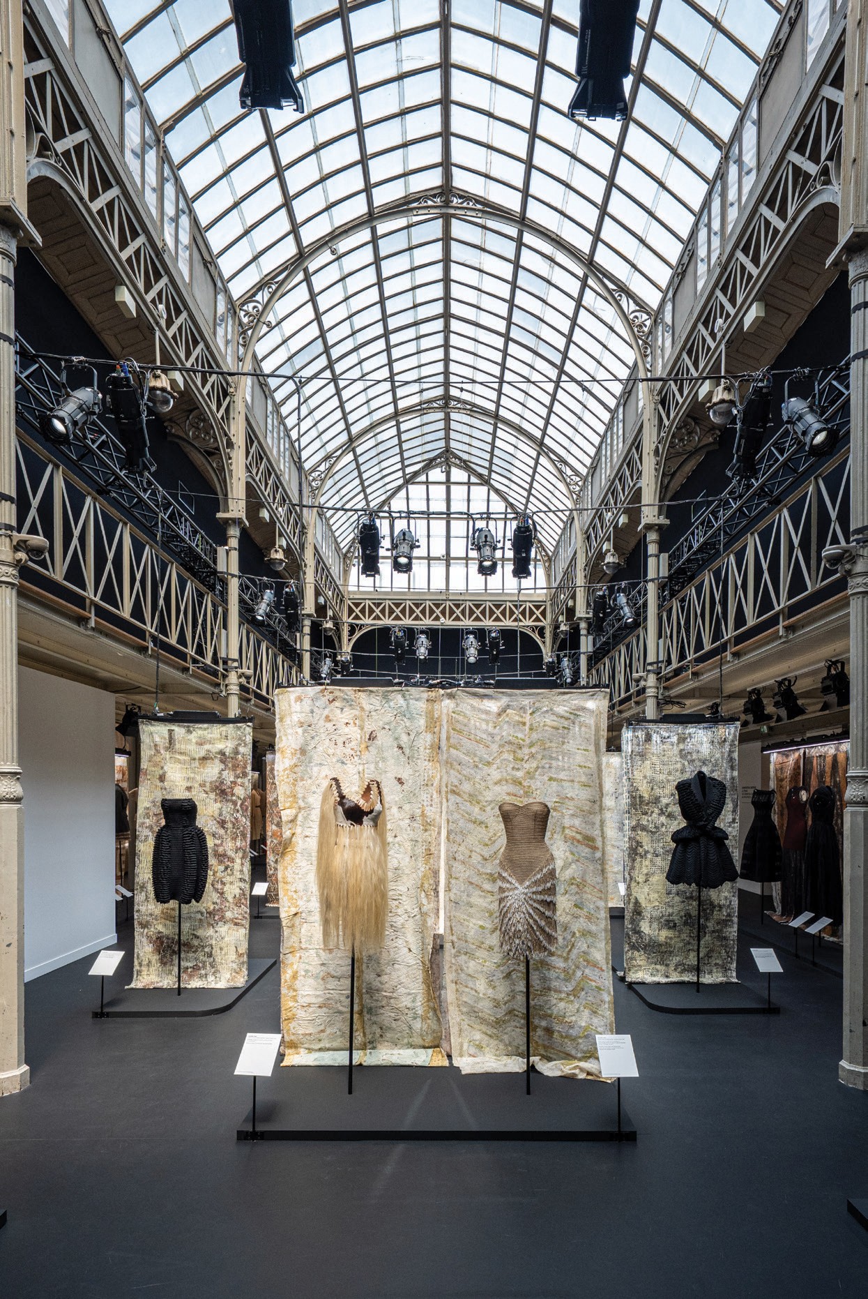 Azzedine Alaïa e sua Conexão com a África: Uma Exposição Inesquecível