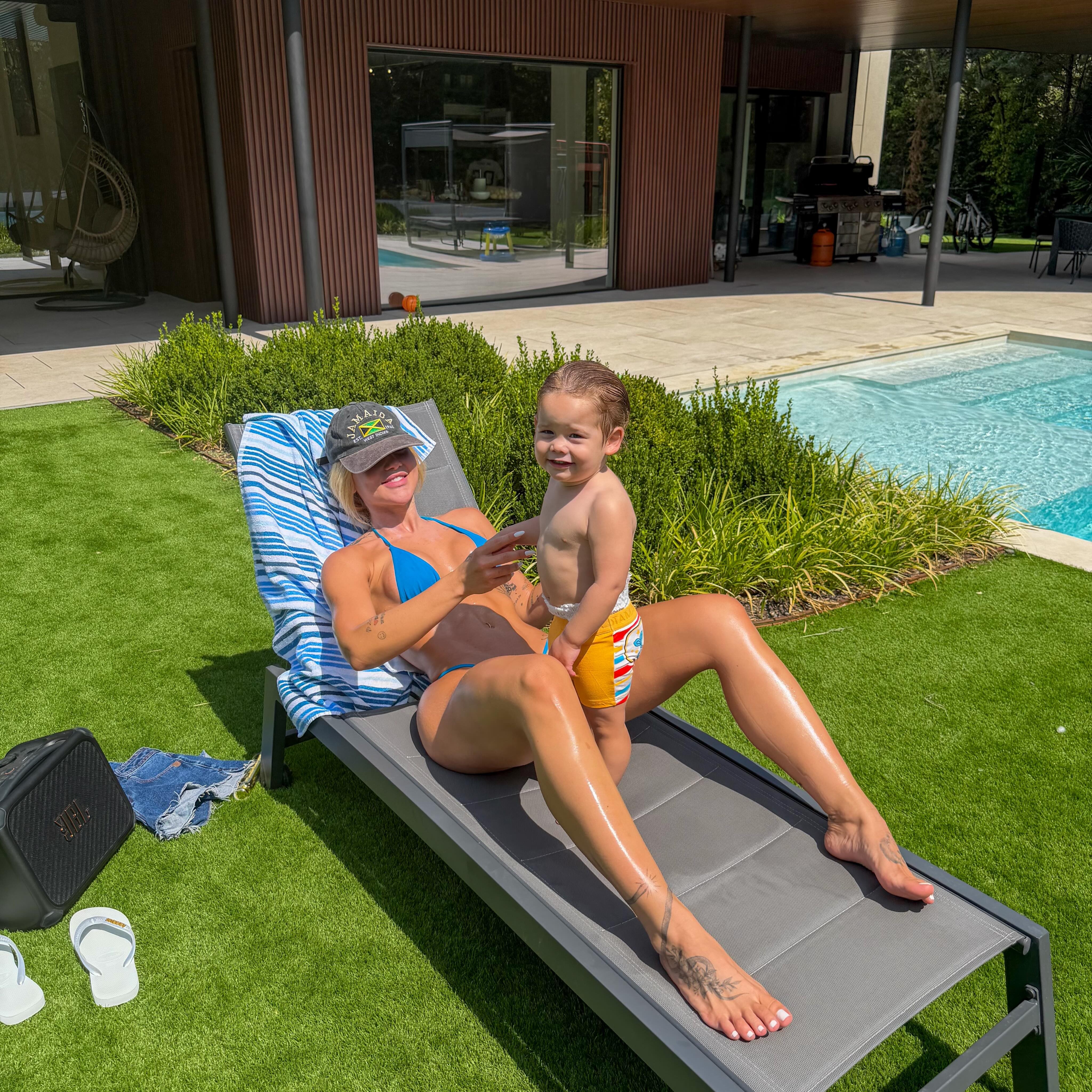 Verão em Madri: Estilo e Beleza à Beira da Piscina