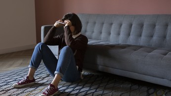 Coração com a mão e míssil no ar: Caco Barcellos flagra outdoor com sinal de amor a foguete no Irã