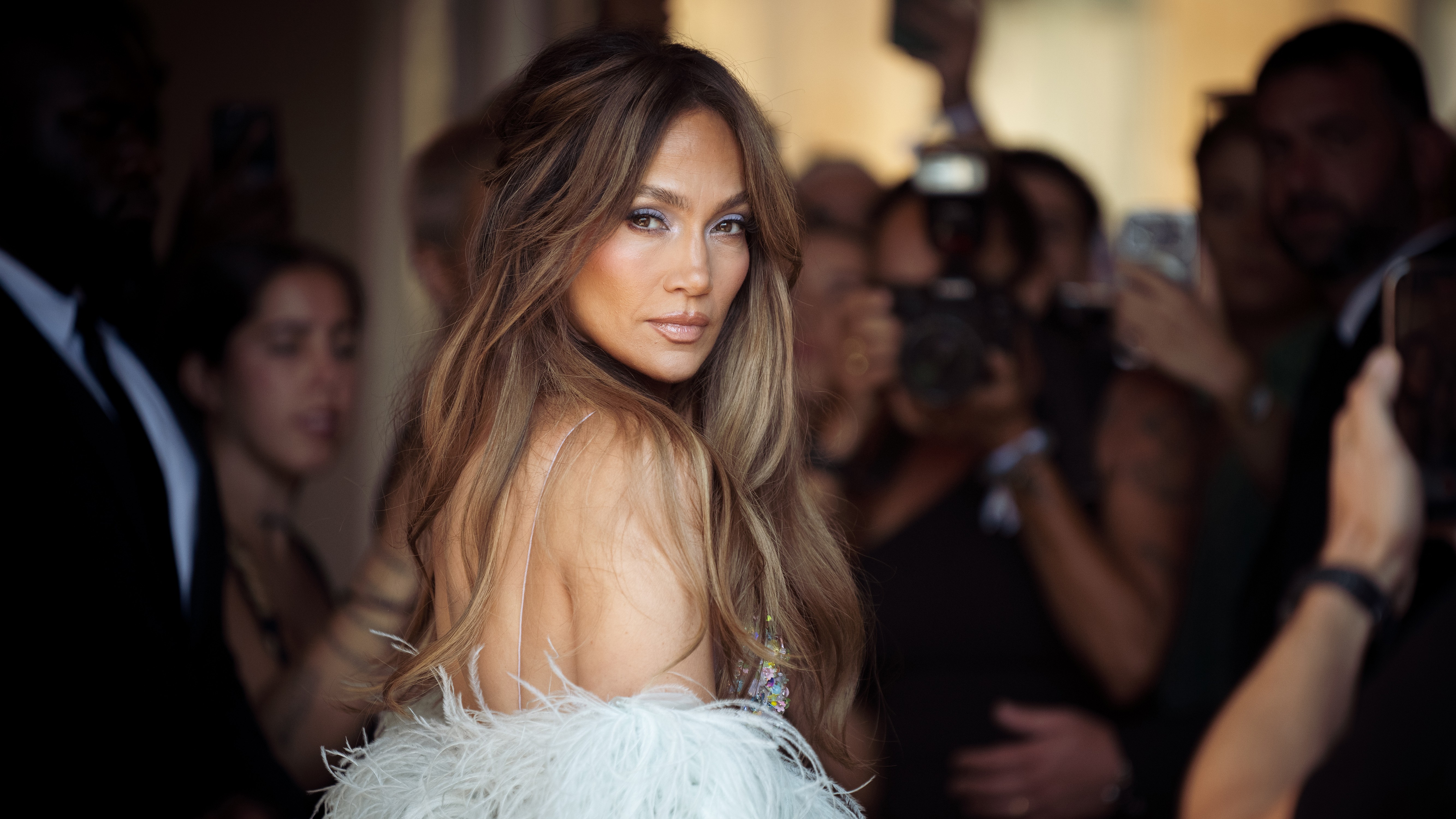 Liberdade e Estilo: A Reinvenção de JLo aos 57 Anos