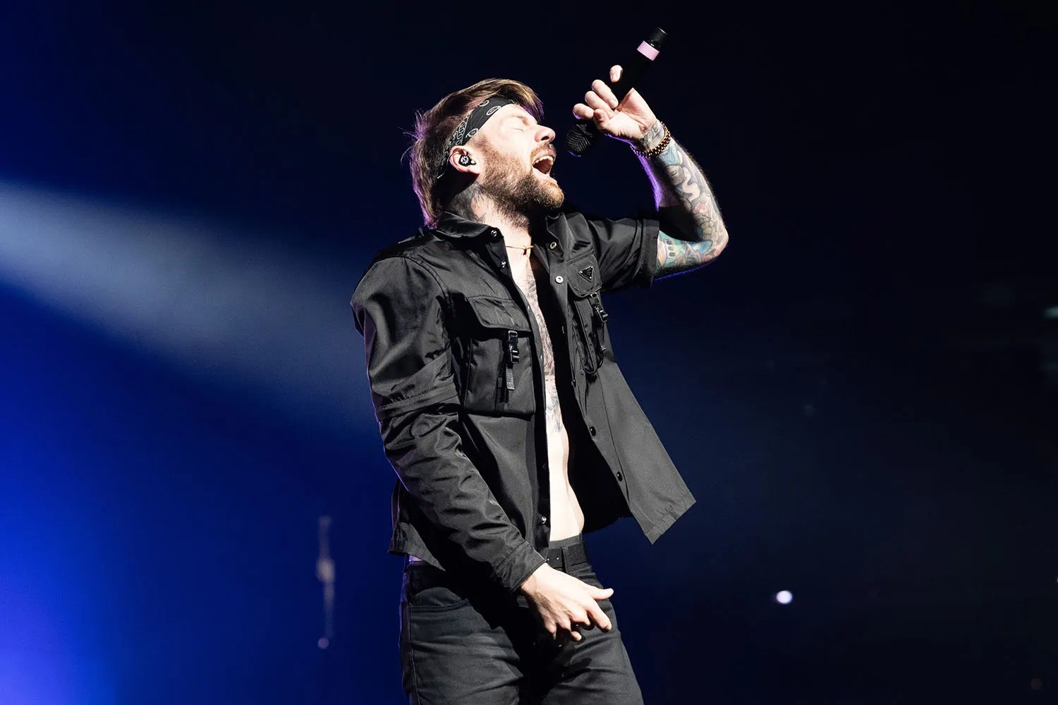 A Jornada de Autodescoberta de Caleb Shomo e Seus Reflexos na Sociedade