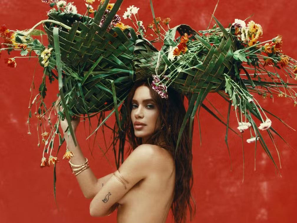 A influência indígena nos looks de Anitta e o luxo contemporâneo