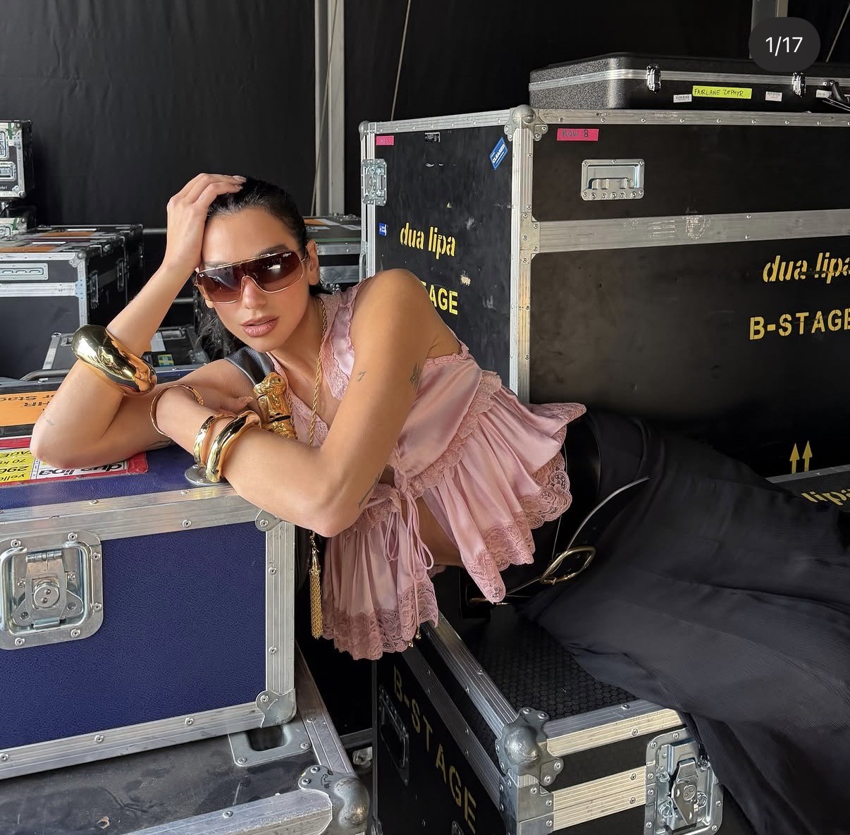 Estilo Cotidiano: Como Dua Lipa Transforma o Dia a Dia em Festa