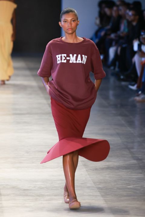 Camisetas largas reinam: o toque oversized que define o inverno 2026